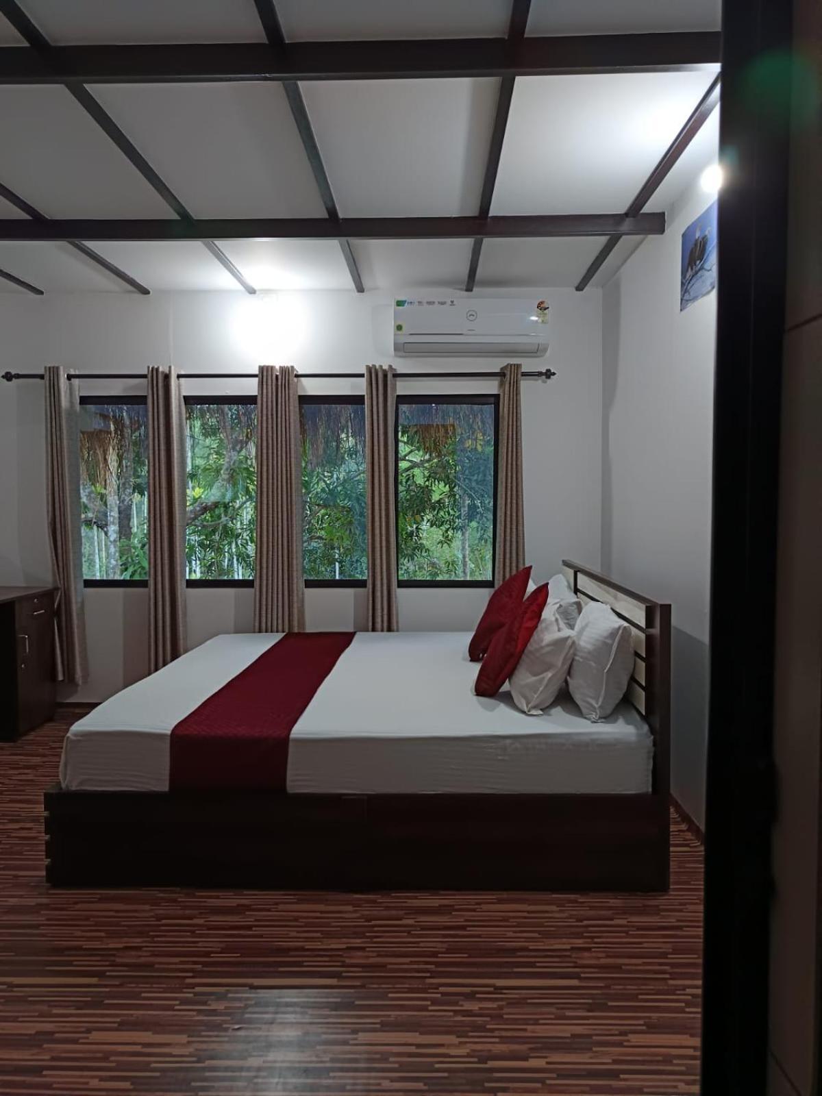 Kuruva Shoreline Wayanad Villa *